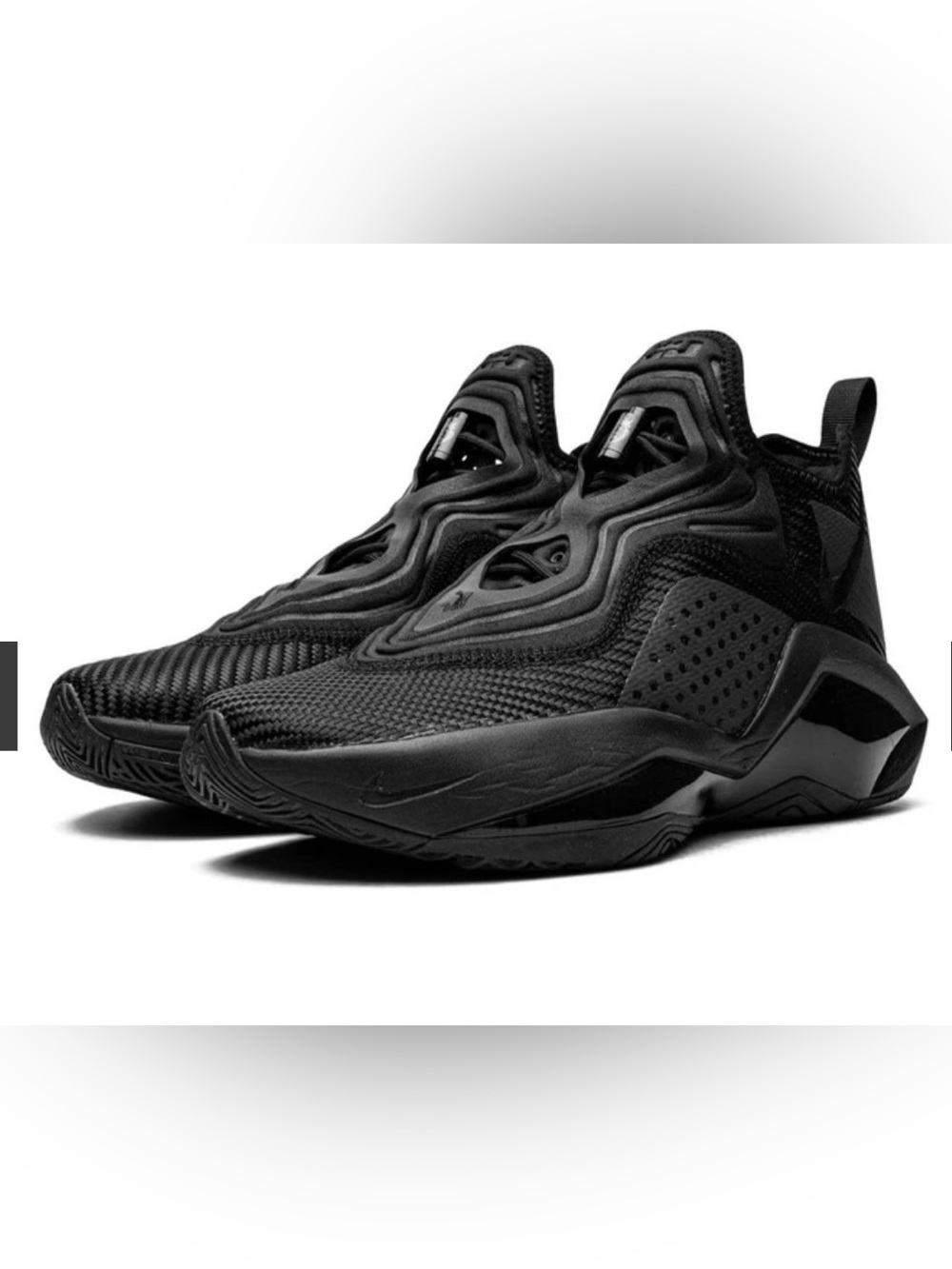 New with box Men's Nike Lebron SoldierXIV 14
Triple Black Basketball Mens size11